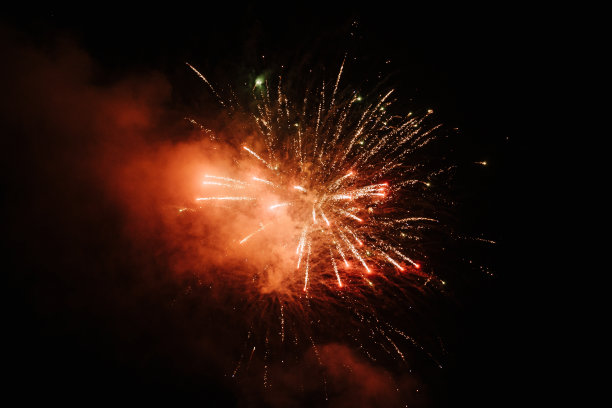 明亮的烟花在夜空中爆炸图片下载