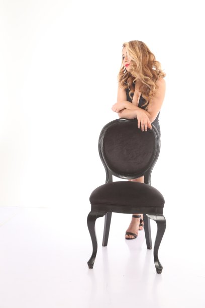 穿着黑色连衣裙的性感女人图片下载