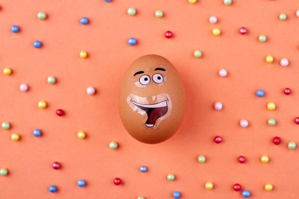 鸡蛋带着快乐的笑脸。图片下载