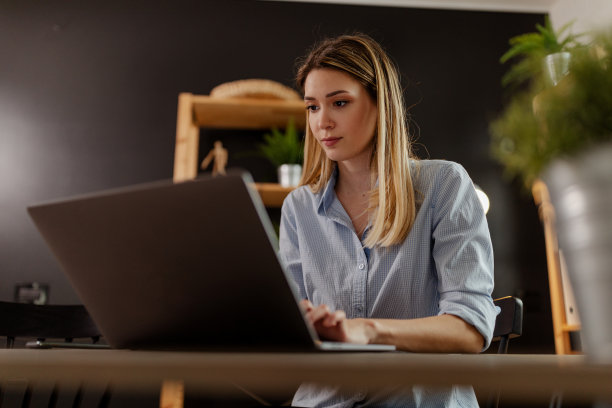 疫情期间年轻学生与同事聊天讨论在线考试的照片。图片下载