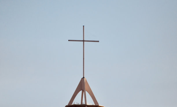 教堂建筑的金属十字架图片下载