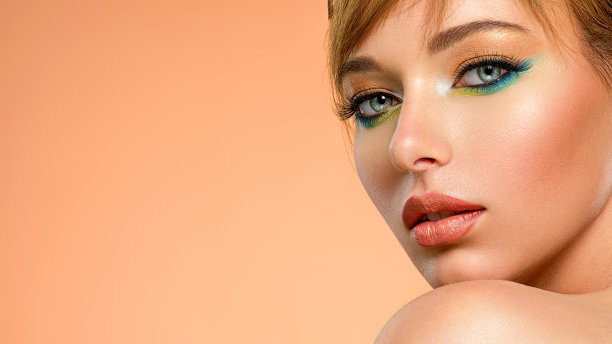 一个年轻女孩的脸的特写与绿色的化妆。时尚化妆。图片下载