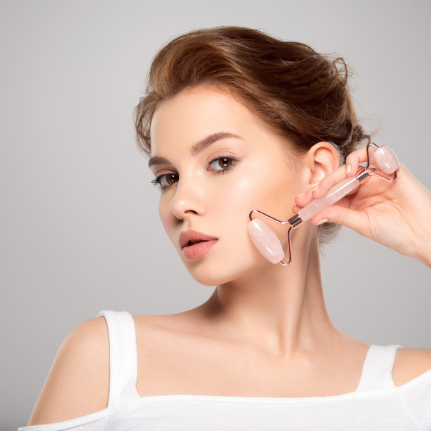 美丽的年轻白人女性的脸，完美健康的皮肤，孤立。漂亮的白色模特关心的脸。美容的概念。皮肤护理的概念。图片下载