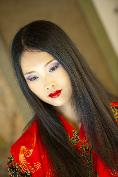 穿着和服和红伞的美丽日本女人图片下载