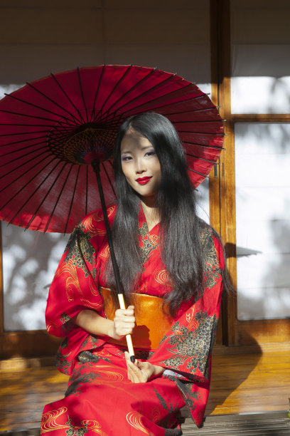 穿着和服和红伞的美丽日本女人图片下载