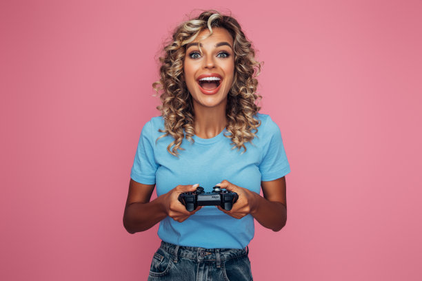 拿着操纵杆玩的女人图片下载