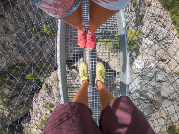 一对悬索桥上的脚视图图片下载