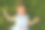 年轻的女孩躺在草地上，笑着抬头看。图片下载