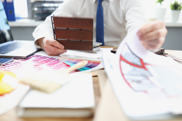 设计师在工作台上展示建筑材料的样品图片下载