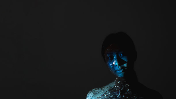 艺术肖像女寂寞蓝女人的脸图片下载