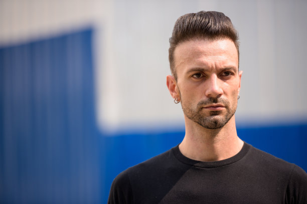 肖像的年轻英俊的男子脸思考户外图片下载