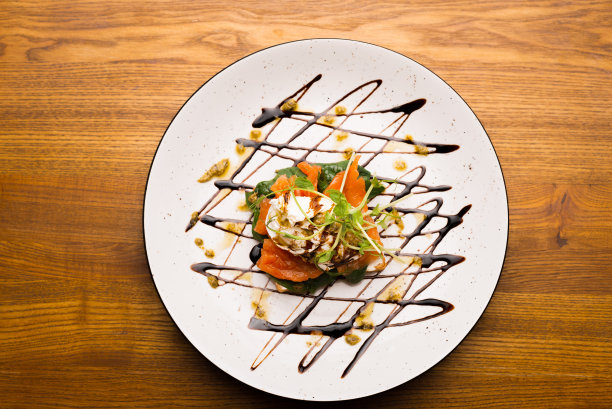 俯视图照片的一个盘子与一个鲑鱼三明治在一个木制的桌子上图片下载