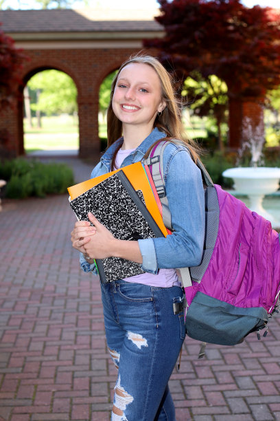 15岁的少女在校园里运动她的背包在这些返回学校的肖像。图片下载