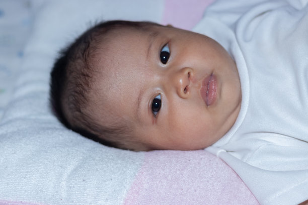 年轻的亚洲母亲抱着小女儿在户外图片下载