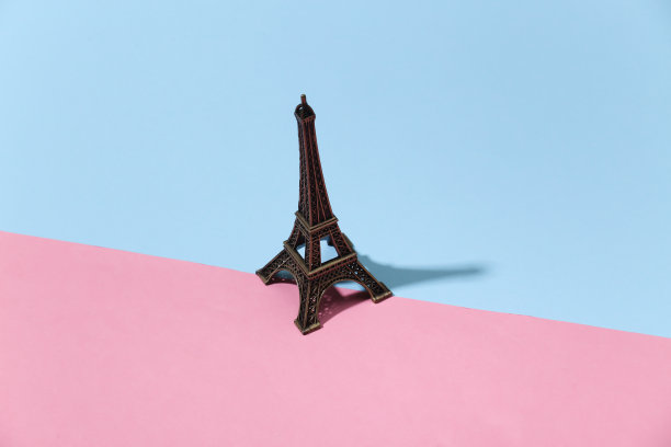 粉蓝色背景上的埃菲尔铁塔图片下载