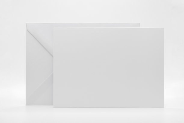 明信片尺寸5x7inc / 13x18厘米传单，明信片，邀请模型，白色信封白色背景图片下载