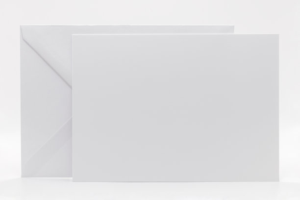 明信片大小5x7inc / 13x18厘米传单，明信片，邀请模型，白色信封白色背景图片下载