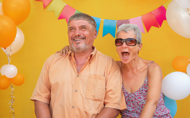 黄色背景上的老夫妇图片下载