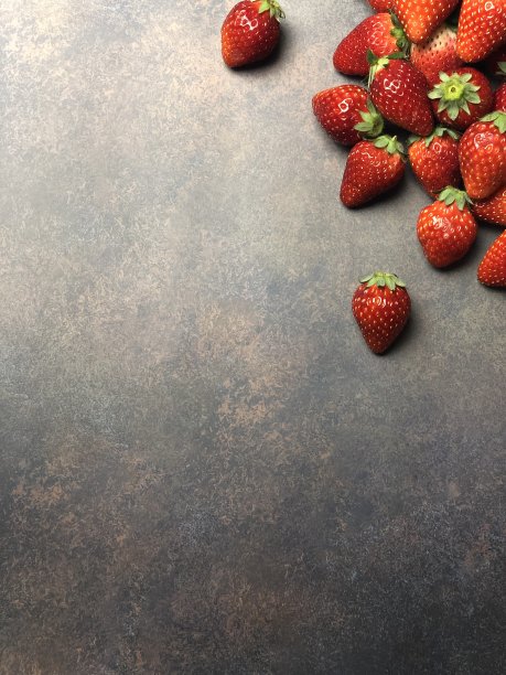 背景里有很多草莓图片下载