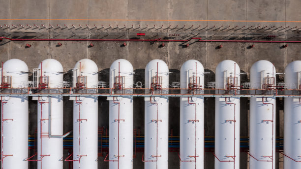 鸟瞰图天然气储罐及管道、化工储罐、石油化工炼油产品在油气储存终端公司。图片下载