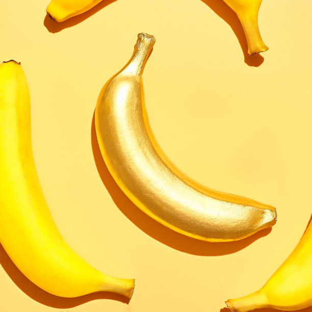 时尚的香蕉金色图案夏季黄色香蕉片在明亮的淡黄色背景。最小的夏天的概念。他自己的黄金图片下载
