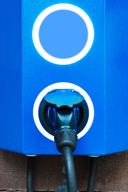 电动汽车充电站以蓝色木质为背景，形象垂直图片下载