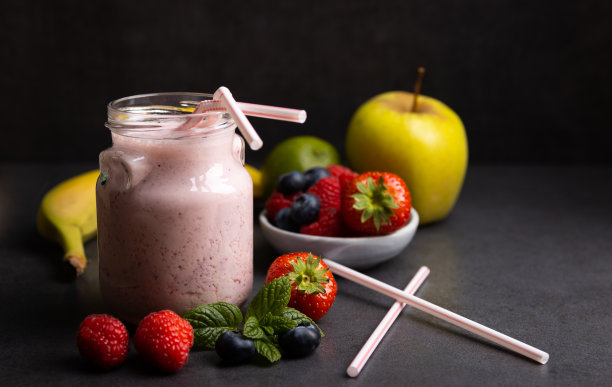 红色的水果冰沙。在黑暗的背景上。图片下载