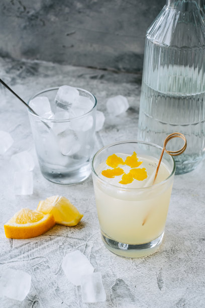 用柠檬汁和柠檬皮装饰的柑橘鸡尾酒。图片下载