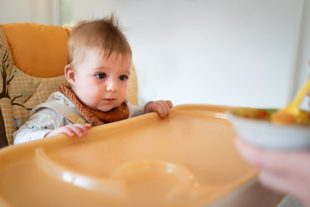 好奇的小男孩在看他的午餐碗图片下载