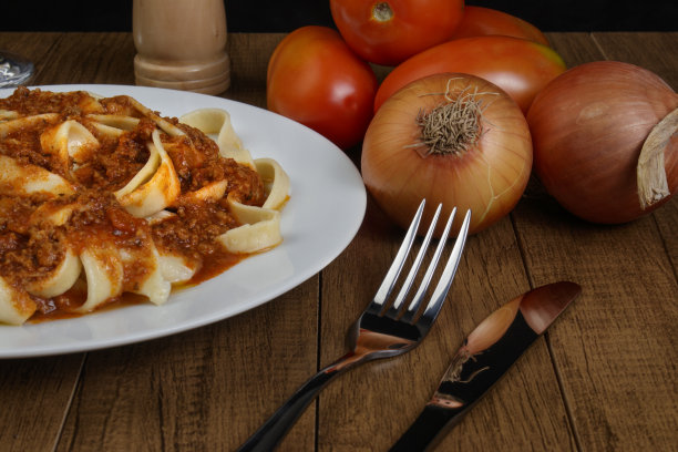 用白色盘子盛有肉酱的意大利扁面。意大利面特写照片意大利面。典型的意大利美食。图片下载