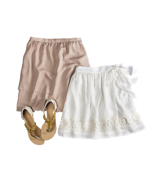 女人的裙子和凉鞋孤立在白色背景上图片下载