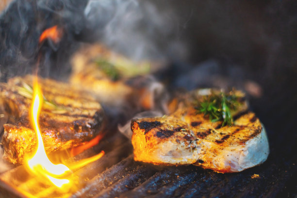 猪排烹饪户外露天烧烤与烟和火焰照片系列图片下载
