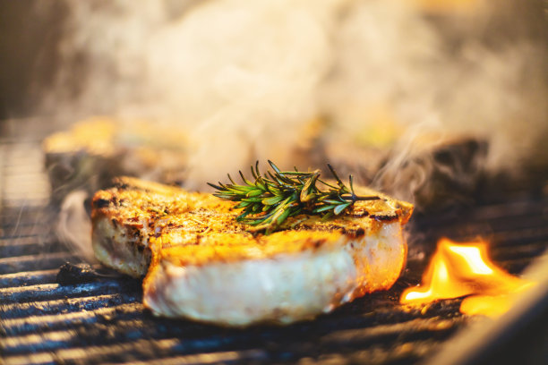 猪排烹饪户外露天烧烤与烟和火焰照片系列图片下载