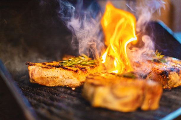 猪排烹饪户外露天烧烤与烟和火焰照片系列图片下载