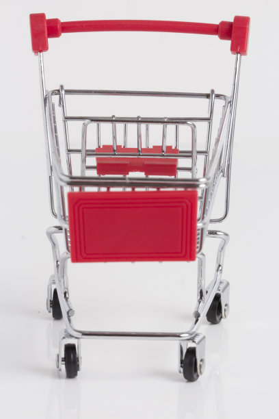 在彩色背景上清空购物篮。超市的购物车。打折，购物狂，黑色星期五，经济概念。消费社会的趋势。可持续的生活。库存图片图片下载