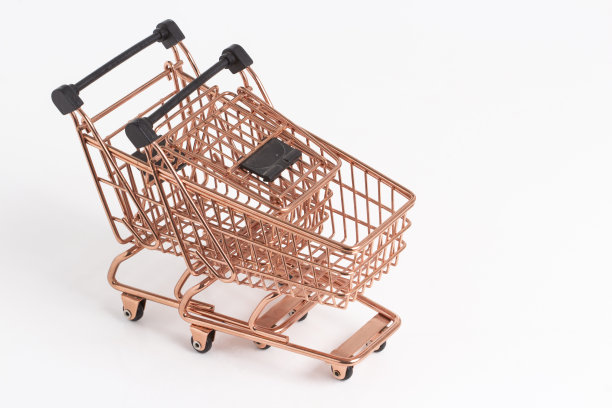 空铜购物篮子上的彩色背景。超市的购物车。打折，购物狂，黑色星期五，经济概念。消费社会的趋势。可持续的生活。库存图片图片下载