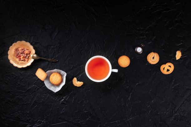 丹麦黄油饼干配一杯茶，头顶平铺构成图片下载