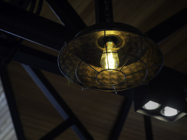 复古金属框架吊灯。图片下载