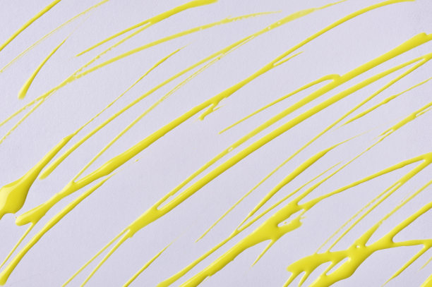 在白色的背景上画出浅黄色的细线和飞溅。抽象艺术背景与画笔装饰笔触。图片下载