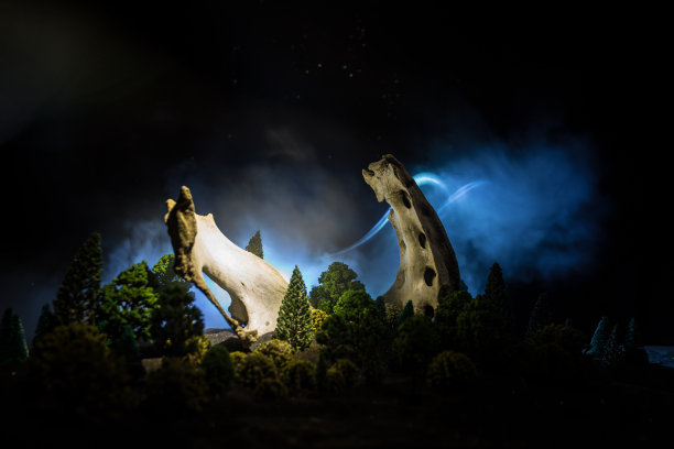 动物骨头在黑暗的万圣节夜晚与雾和灯光的背景/选择性的焦点和空间的文本。抽象的恐惧概念图片下载