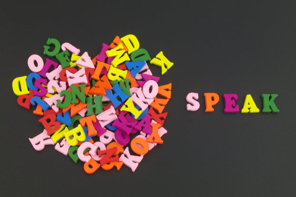 黑色的桌子上五颜六色的字母和文字。图片下载