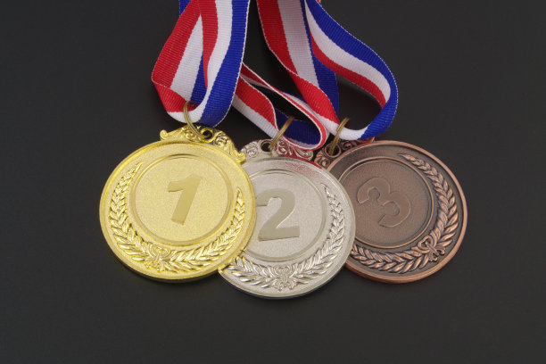 金，银，铜奖牌在黑色的桌子上图片下载