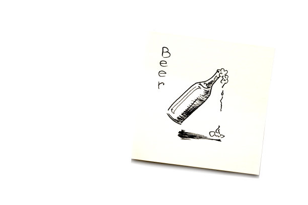 装有啤酒和泡沫的玻璃瓶。在贴纸上做记号。粘贴在白色背景上，复制空间。图片下载