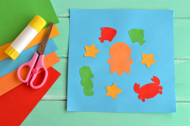 纸贴花与海洋动物和鱼类。幼儿园美术课。纸海洋动物-章鱼，鱼，海星，海马，螃蟹。孩子工艺品。彩色纸，剪刀，胶水。车间工艺图片下载