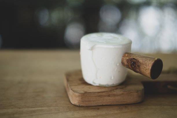 鲜奶油放在小玻璃杯中准备烹调图片下载