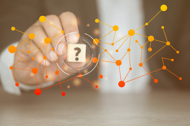 商人手上的问号木立方体与虚拟屏幕。问题的概念。图片下载