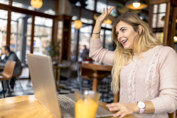 在酒吧放松图片下载