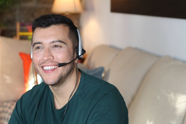 一个在家做电话营销的年轻人图片下载