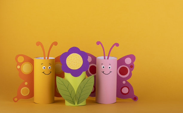 可爱的厕纸蝴蝶。春天的背景图片下载