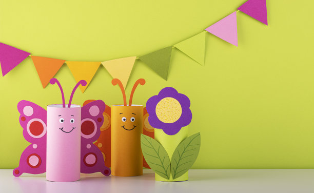 可爱的厕纸蝴蝶。春天的背景图片下载